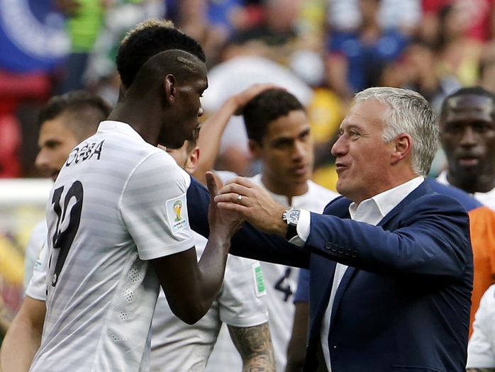 HLV Deschamps chúc mừng học trò Pogba