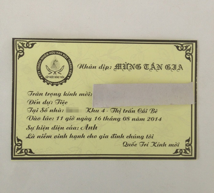 Thiệp mời tân gia của ông Phạm Quốc Trí có hình lô-gô của Công ty TNHH Một thành viên Cấp nước nông thôn tỉnh Tiền Giang