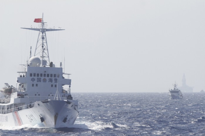 Tàu Trung Quốc hộ tống giàn khoan ngày 14-5. Ảnh: Reuters