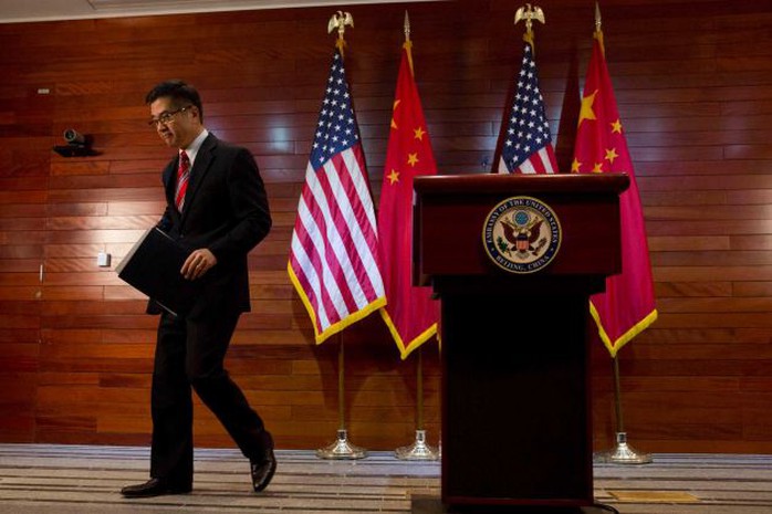 Đại sứ Gary Locke trong buổi họp báo trước khi rời Trung Quốc. Ảnh AP