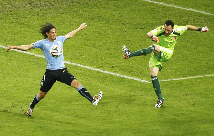 Ospina trong trận Colombia thắng Uruguay của Cavani (trái) 2-0 ở vòng 1/8 World Cup 2014