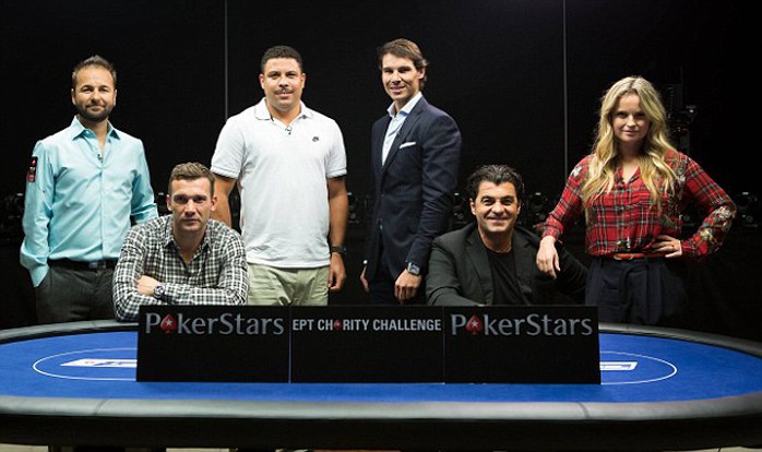 Cựu tiền đạo Chelsea Andriy Shevchenko (ngồi, bìa trái) cũng là một tay chơi poker có hạng