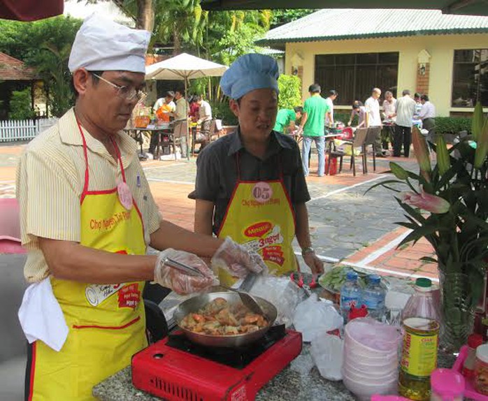 Các đội thi tài trong hội thi nấu ăn do LĐLĐ quận 10 tổ chức