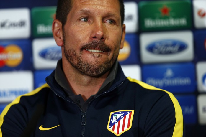 HLV Simeone trong cuộc họp báo    Ảnh: REUTERS