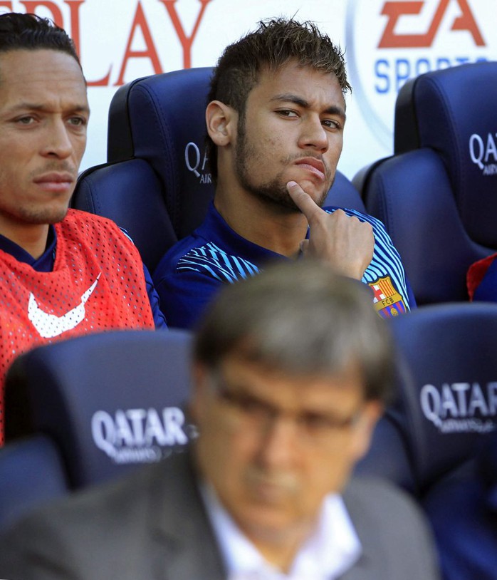 Neymar tỏ ra kh1o chịu khi ngồi dự bị trogn trận đấu đêm qua