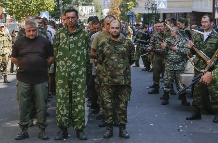 Tù binh bị quân ly khai bắt diễu hành ở Donetsk ngày 24-8. Ảnh: Reuters
