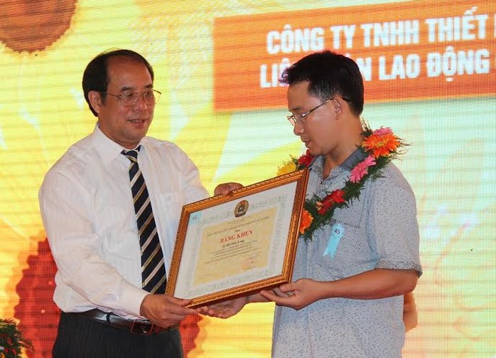 Ông Nguyễn Văn Ngàng, Phó Chủ tịch Tổng LĐLĐ Việt Nam trao bằng khen cho CNVC-LĐ tiêu biểu