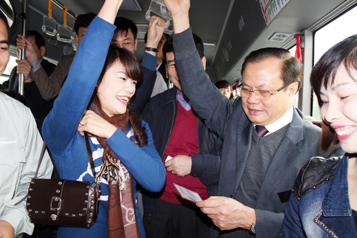 Bí thư Thành ủy Phạm Quang Nghị xem vé tháng đi xe buýt của hành khách