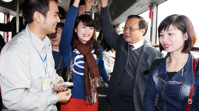 Bí thư Thành ủy Phạm Quang Nghị trò chuyện với hành khách và nhân viên soát vé trên xe buýt
