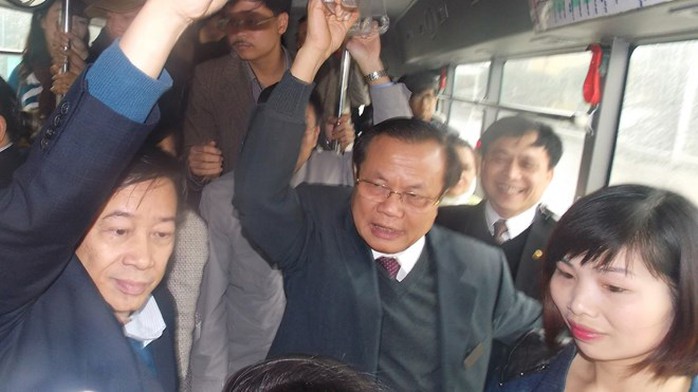Bí thư Thành ủy Hà Nội Phạm Quang Nghị trên xe buýt số 48 sáng 12-3