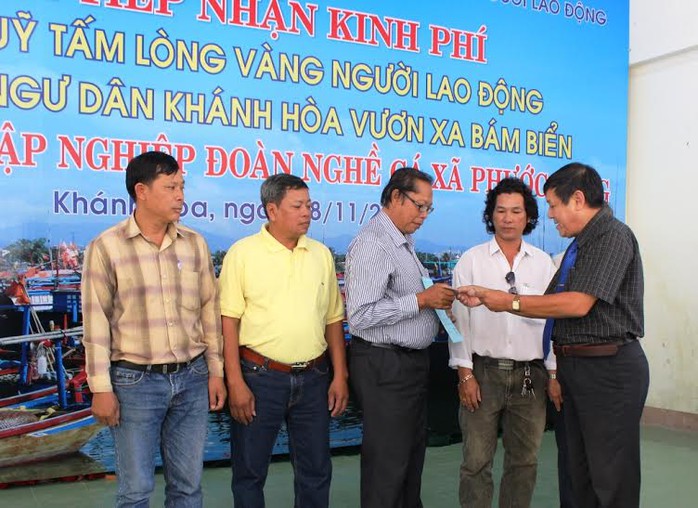 Lãnh đạo LĐLĐ tỉnh Khánh Hòa, trao quyết định thành lập nghiệp đoàn nghề cá cho lãnh đạo các nghiệp đoàn