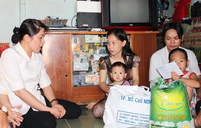 Bà Nguyễn Trần Phượng Trân, Phó Chủ tịch LĐLĐ TP HCM, thăm hỏi công nhân mất việc có hoàn cảnh khó khăn   ảnh: THANH NGA
