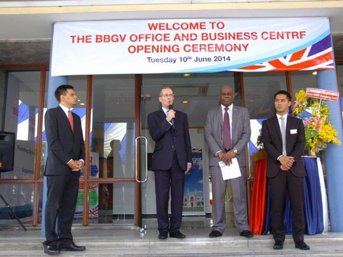 TS Antony Stokes, Đại sứ Anh tại Việt Nam (giữa) phát biểu trong buổi lễ thành lập Trung tâm thông tin tại TP HCM sáng 10-6.