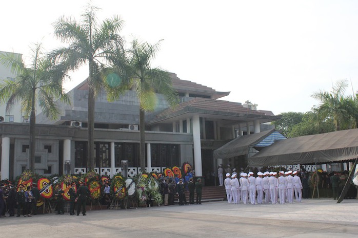 Phía bên ngoài nhà tang lễ, các đoàn chuẩn bị vào viếng