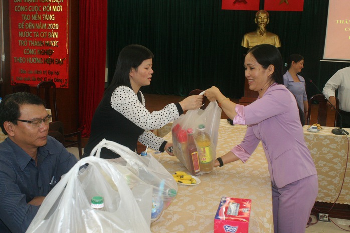 Bà Vũ Thị Ngoãn, Chủ tịch CĐ Sở GTVT TP, động viên và trao quà Tết cho công nhân khó khăn