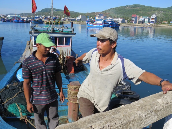 Hai ngư dân vừa thoát nạn trở về