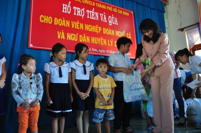 Bà Nguyễn Thị Thu, Chủ tịch LĐLĐ TP HCM, trao quà cho con em ngư dân Lý Sơn