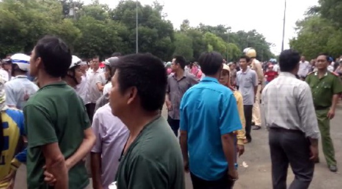 Rất đông người dân đứng tràn ngoài đường xung quanh khu vực UBND huyện Đồng Phú, tỉnh Bình Phước vào ngày 9-9, để nghe Chủ tịch UBND tỉnh đối thoại với nhân dân có đất bị thu hồi.