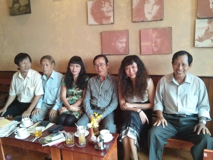 Nhà thơ Chu Trầm Nguyên Minh chụp ảnh cùng bạn bè văn nghệ lúc sinh thời