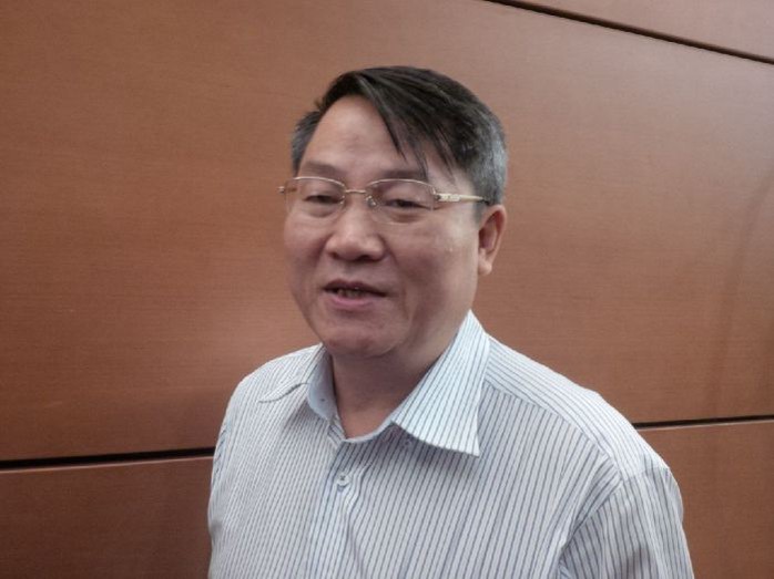 Phó Chủ nhiệm Uỷ ban Về các vấn đề xã hội của Quốc hội Nguyễn Văn Tiên trả lời báo chí bên hành lang Quốc hội