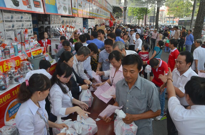 Đông đảo khách hàng đến trung tâm để được nhận quà tri ân từ Nguyễn Kim