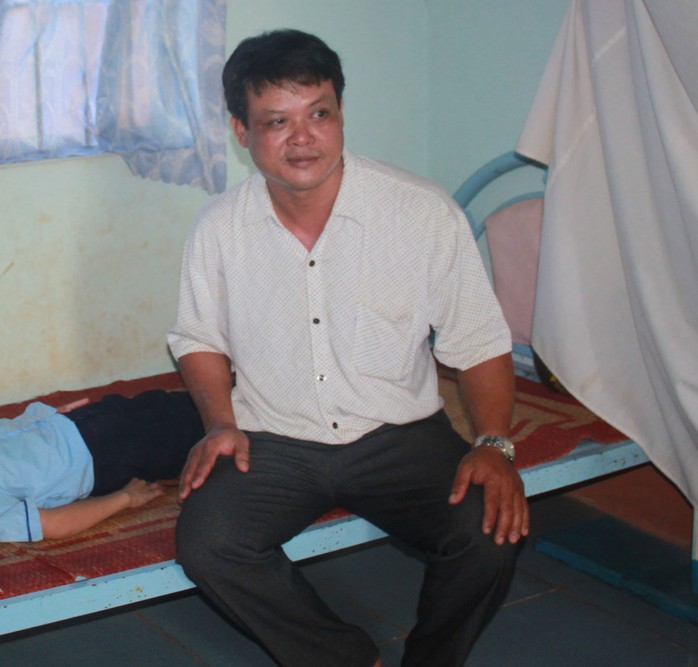 Ông Nguyễn Xuân Thắng, nhân viên y tế học đường Trường TH Thiện Hưng A, bị bắt về hành vi “hủy hoại tài sản” của phóng viên Bùi Hồng Điệp.    