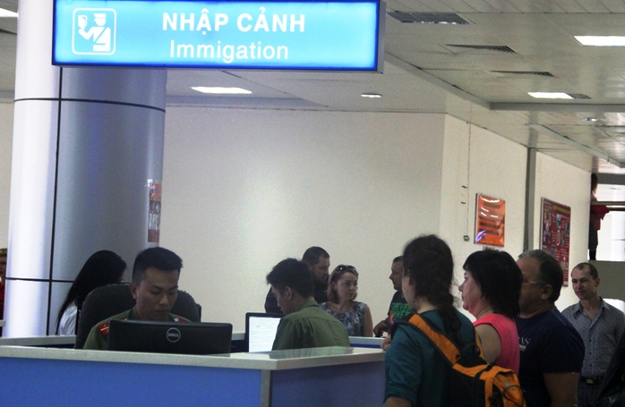 Du khách Nga làm thủ tục nhập cảnh tại sân bay Quốc tế Cam Ranh