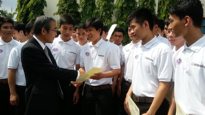 Lao động do Haindeco tuyển chọn trao đổi với ông Toshiyuki Iwasaki, Phó Tổng Giám đốc Tập đoàn Nohara tại ngày khai giảng