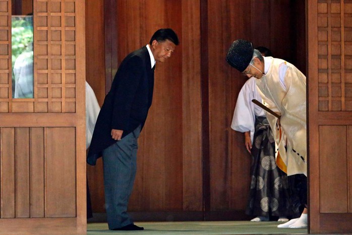 Ông Shindo thăm đền Yasukuni hôm 15-8-2012, ngày tưởng niệm những người thiệt mạng trong Thế chiến thứ hai
Ảnh: Reuters
