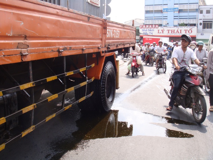 Khi xe bị người dân chặn dừng trên đường Cao Xuân Dục, nhớt tiếp tục chảy xuống đường, tạo thành vũng.