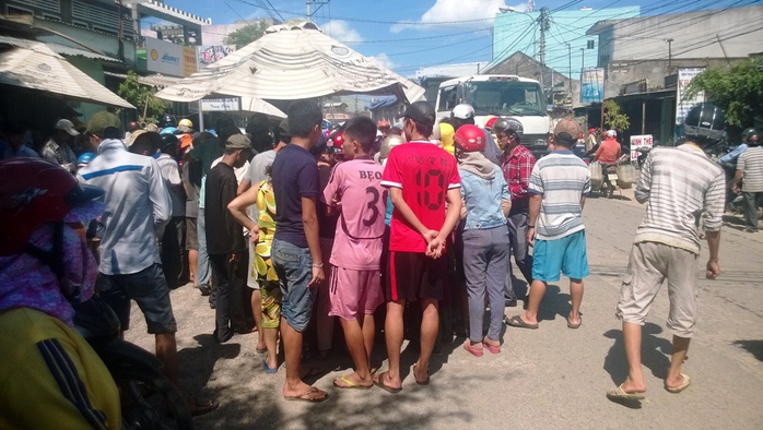 Người dân hiếu kỳ xem vụ va chạm xe làm một người tử vong tại huyện Tuy Phước, trưa 22-9