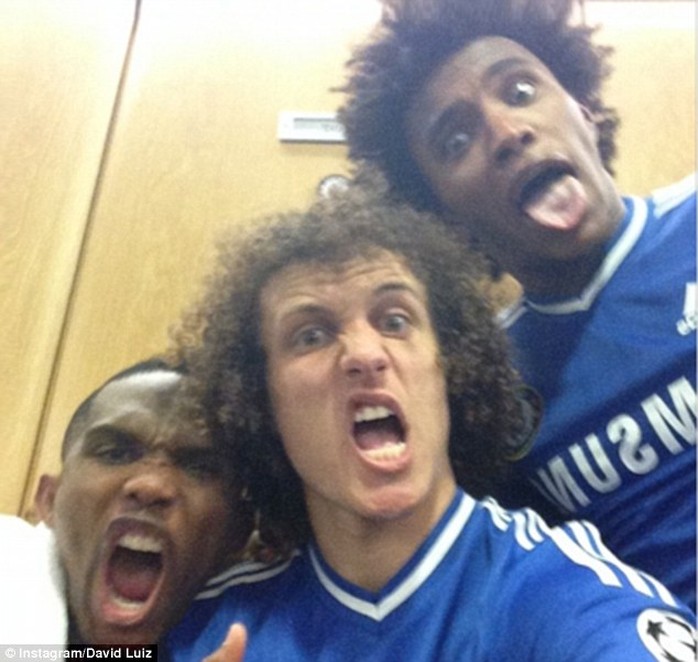 Etoo, Luiz và Willian khoe ảnh ăn mừng chiến thắng