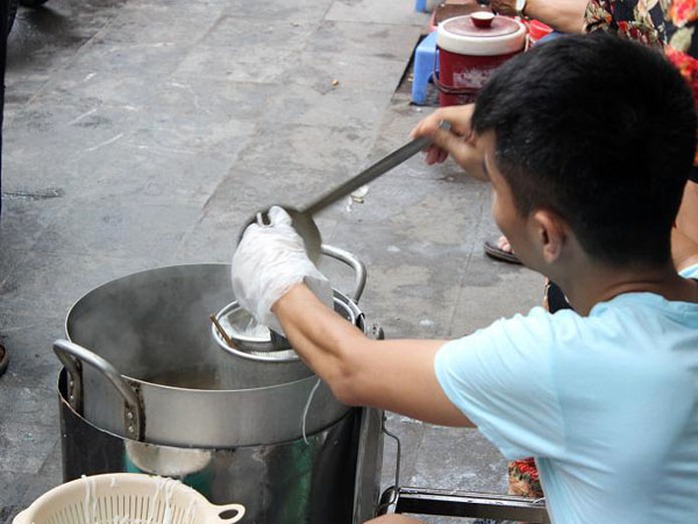 Đồ nghề của quán chỉ mỗi khai thịt và nồi phở đặt trên vỉa hè phố Hàng Trống Đồ nghề của quán chỉ mỗi khai thịt và nồi phở đặt trên vỉa hè phố Hàng Trống
