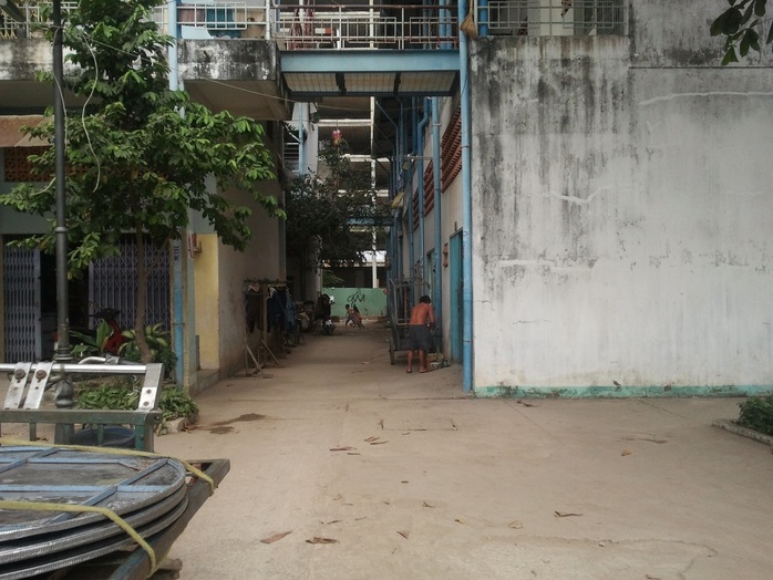 Hành lang nội bộ trong chung cư Lò Gốm, phường 11, quận 6 – TP HCM, nơi ông Cung nhảy lầu tự tử để né pháp luật sau khi có hành vi dâm ô với trẻ em.
