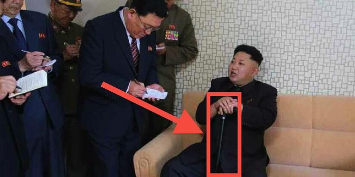 Nhà lãnh đạo Triều Tiên với cây gậy trên tay