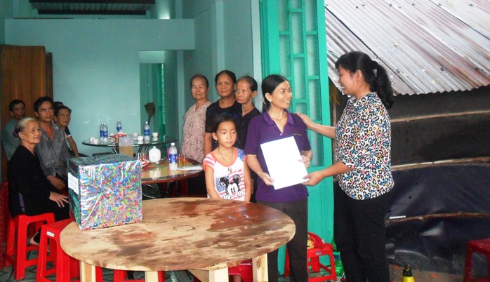 Đại diện LĐLĐ huyện Củ Chi, TP HCM trao quyết định tặng Mái ấm Công đoàn cho chị Lê Thị Lan, công nhân Việt Nam Samho