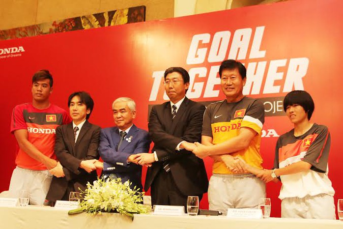 Buổi ký kết tài trợ của Honda với đội tuyển nữ Việt Nam
