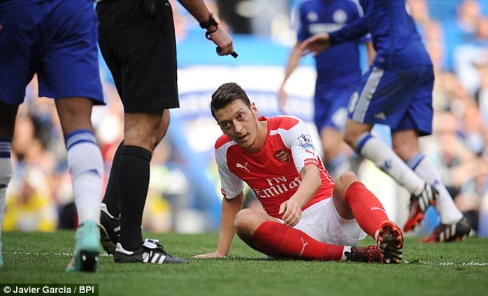 Ozil bị đau nhưng vẫn cố thi đấu trong trận gặp Chelsea