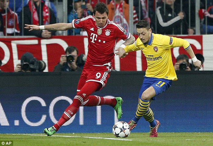 Ozil (phải) mờ nhạt torng trận gặp Bayern