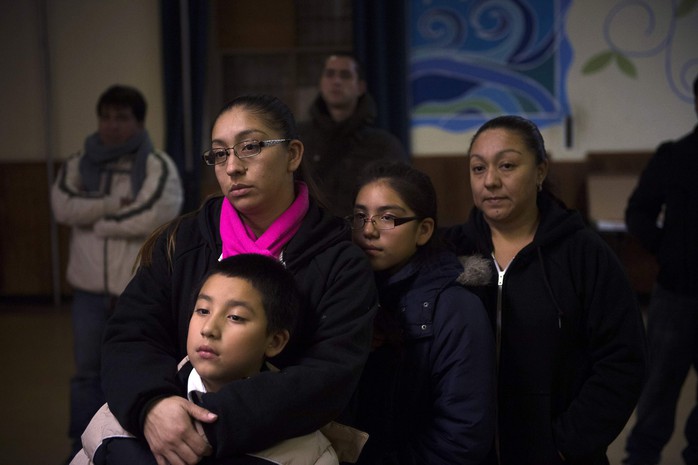 Những người nhập cư không có giấy tờ xem bài phát biểu của Tổng thống Mỹ Barack Obama tại TP Philadelphia. Ảnh: Reuters