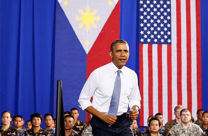 Tổng thống Mỹ Barack Obama nói chuyện với các binh sỹ tại phòng thể dục của Căn cứ Fort Bonifacio ở Manila, hôm 29-4. Ảnh: Reuters