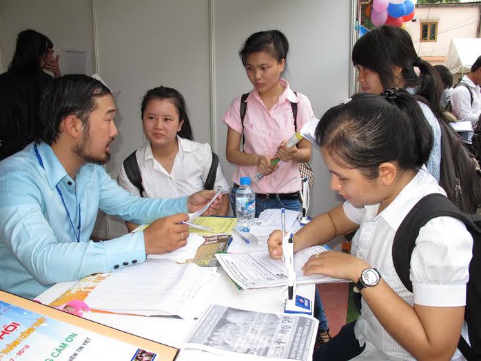 Người lao động tìm việc tại ngày hội việc làm ở TP HCM