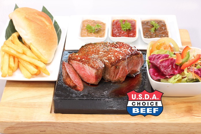 Bò Mỹ Omaha nướng trên đá núi lửa nóng