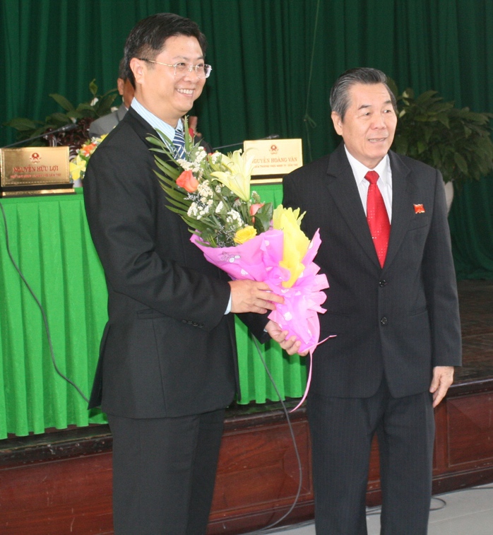 Ông Nguyễn Hữu Lợi (bên phải), Chủ tịch HĐND, Phó Bí thư Thành ủy TP Cần Thơ tặng hoa chúc mừng ông Trương Quang Hoài Nam trong cuộc họp bầu Phó chủ tịch sáng nay