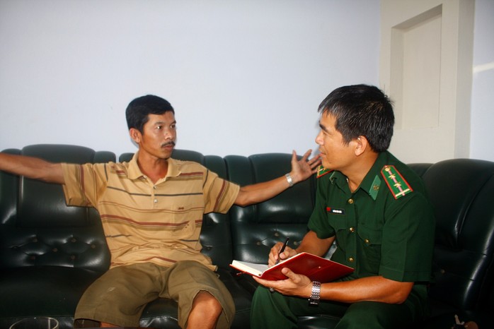 Ông Huỳnh Văn Thanh kể lại sự việc bị tàu Trung Quốc dùng vòi rồng tấn công với đại diện lực lượng bộ đội biên phòng