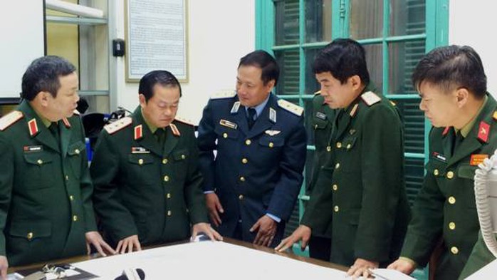 Thượng tướng Đỗ Bá Tỵ - Thứ trưởng Bộ Quốc phòng, Tổng tham mưu trưởng Quân đội nhân dân Việt Nam (thứ 2 từ trái qua) - chỉ đạo công tác tìm kiếm tại Trung tâm chỉ huy Văn phòng Ủy ban quốc gia tìm kiếm cứu nạn