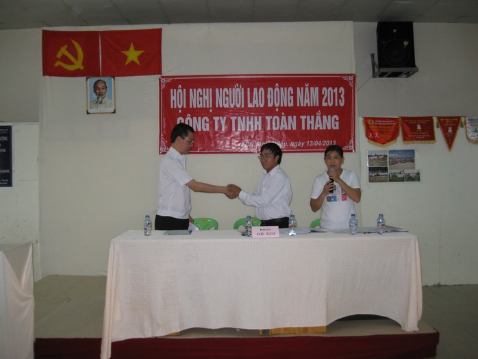 Ký kết thỏa ước lao động tập thể tại Công ty Toàn Thắng (KCN Bình Chiểu, quận Thủ Đức, TP HCM).    ẢNH: KHÁNH AN