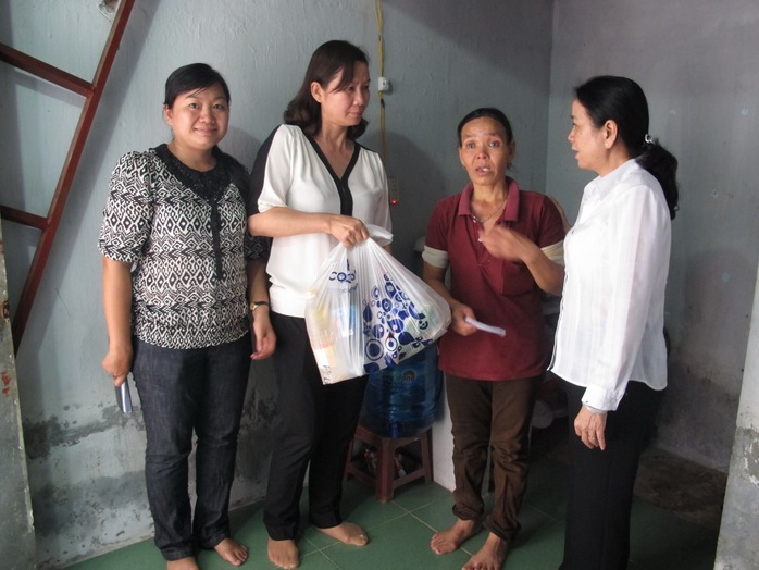 Cán bộ chuyên trách LĐLĐ huyện Củ Chi, TP HCM thăm hỏi và trao quà Tết cho công nhân khó khăn
