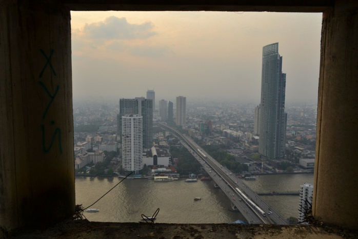 ...biến Sathorn Unique trở nên lạc lõng với thành phố hiện đại bên ngoài. Ảnh: unusualplaces.org 