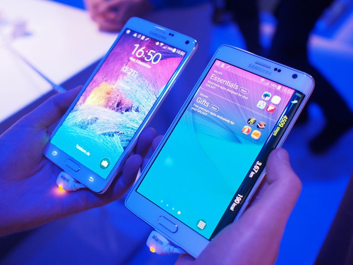 Galaxy Note 4 (trái) và Galalaxy Note Edge ra mắt đầu tiên tại IFA 2014.